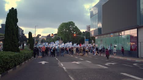 Leitartikel-Haifa,-Israel---25.05.2024:-Menschen-Mit-Schildern,-Die-Zu-Friedensgesprächen,-Waffenstillstand-Und-Geiselnahme-Aufrufen,-Protestmarsch-In-Der-Nähe-Des-Horev-Zentrums-Haifa,-Israel