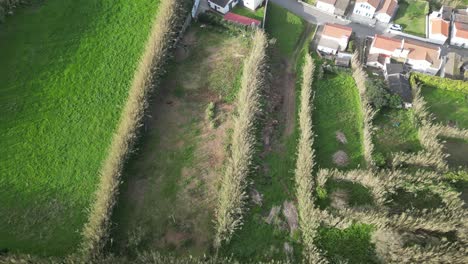 Un-Encantador-Barrio-Residencial-Emerge-En-Medio-Del-Paisaje-De-Azores,-Portugal,-Mostrando-La-Perfecta-Combinación-De-Asentamientos-Humanos-Con-El-Esplendor-Natural-Circundante.