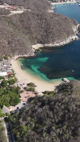 Vertical-drone-shot-of-Entrega-Beach,-Huatulco,-Oaxaca