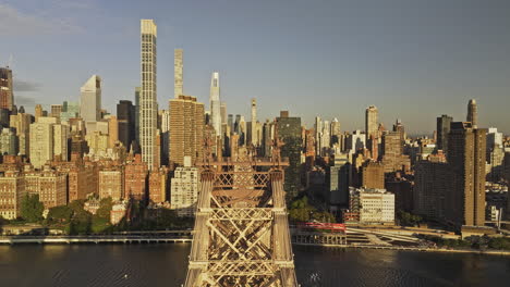 NYC-New-York-Luftaufnahme-V386-Drohnenüberflug-über-Den-East-River-über-Der-Queensboro-Bridge-In-Richtung-Ostseite-Von-Manhattan-Und-Erfassung-Einer-Dicht-Besiedelten-Stadtlandschaft-Bei-Sonnenaufgang-–-Aufgenommen-Mit-Mavic-3-Pro-Cine-–-September-2023