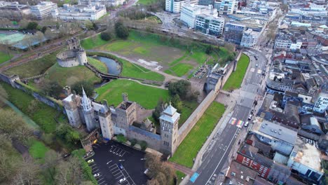 Mittelalterliche-Burg-Von-Cardiff-Im-Stadtzentrum,-Wales