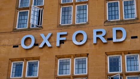 A-close-up-of-the-Royal-Oxford-Hotel-sign-in-the-City-of-Oxford,-England-UK