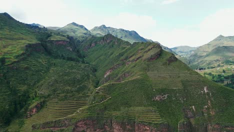 Erleben-Sie-Die-Majestät-Des-Pisac-Tals-Aus-Der-Luft,-Mit-Seinen-Terrassen,-Ruinen-Und-üppigem-Grün-Unter-Der-Mittagssonne