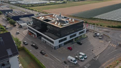 Antena-Dinámica-De-Paneles-Solares-Fotovoltaicos-En-La-Cima-De-Un-Edificio-De-Oficinas-En-Un-Día-Soleado-De-Verano