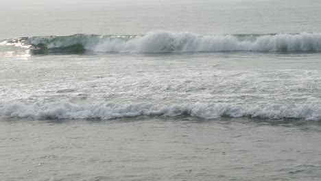 Imágenes-En-Cámara-Lenta-De-Las-Olas-Del-Mar,-Paso-Elevado-Del-Enlace-Marítimo-De-Mumbai-Bandra-Worli