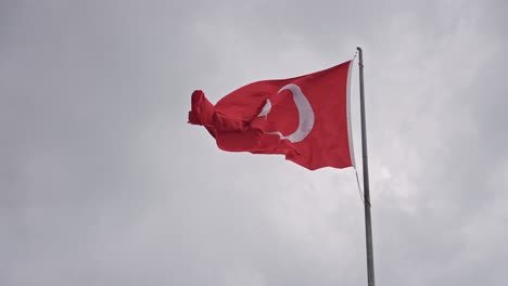 La-Bandera-De-Seda-De-Turquía-Ondeando-En-Tiempo-Nublado.