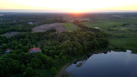 Panorama,-Blick-Auf-Den-Wald-Und-Die-Ländlichen-Gebäude-Im-Licht-Der-Aufgehenden-Sonne