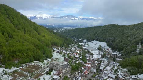 Luftaufnahme-Des-Dorfes-Im-Tal-Unterhalb-Der-Slowenischen-Bergmassive