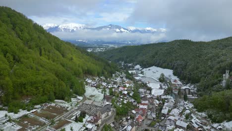 Vista-Aérea-Del-Pueblo-En-El-Valle-Debajo-De-Los-Macizos-Montañosos-Eslovenos.