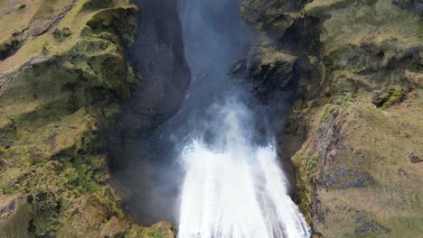 Toma-Aérea-De-La-Cascada-De-Skogafoss-En-Islandia-Durante-El-Invierno