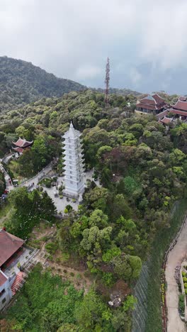 Pagoda-De-Un-Monasterio,-Vietnam---Vista-Aérea-Del-Monasterio,-Vertical