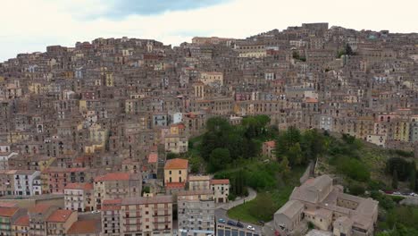 Dron-Asciende-Para-Revelar-Gangi,-Italia---Famosa-Ciudad-En-La-Cima-De-Una-Colina-En-Sicilia