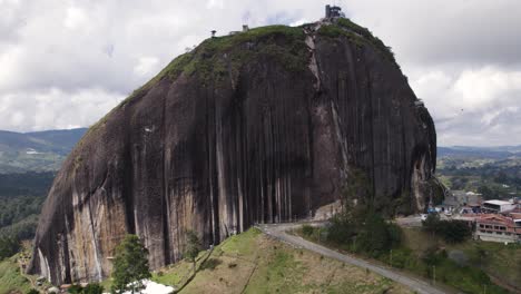 Enorme-Peñón-En-Guatape-Durante-El-Día