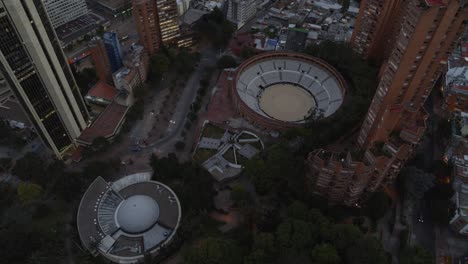 Toma-De-Arriba-Hacia-Abajo-Con-Drones-Del-Planetario-Y-El-Antiguo-Lugar-Taurino-En-Bogotá,-Colombia-Al-Amanecer.