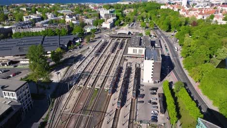 Drohne-Steigt-über-Dem-Baltischen-Bahnhof-Von-Tallinn-Auf