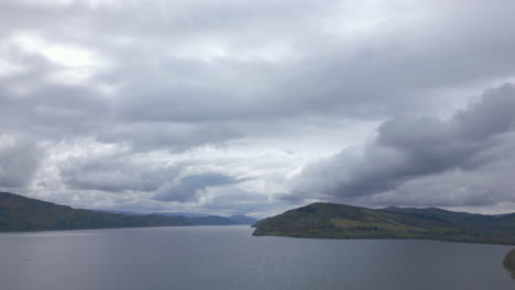 Langsamer-Luftflug-über-Das-Wasser-Von-Loch-Ness-An-Einem-Bewölkten-Tag,-Schottland