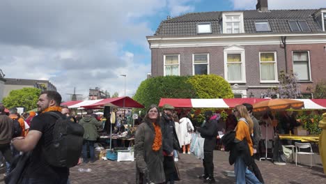 Gente-Disfrutando-Del-Día-Del-Rey-En-Un-Bullicioso-Mercado-En-Utrecht,-Países-Bajos,-Bajo-Un-Cielo-Parcialmente-Nublado.