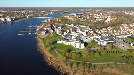 Luftaufnahme-Der-Uferpromenade-Und-Des-Yachthafens-Von-Pärnu-Zur-Goldenen-Stunde-Am-Abend