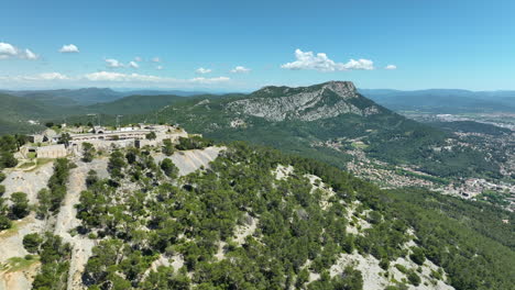 Fuerte-De-La-Croix-Faron-En-Un-Día-Soleado-Con-Un-Amplio-Paisaje-De-Montañas-Y-Valles,-Vista-Aérea