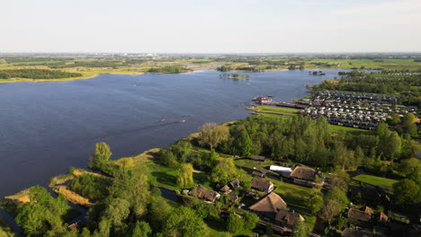 Vista-Aérea-Panorámica-Del-Paisaje-Natural-Del-Emblemático-Pueblo-De-Giethoorn