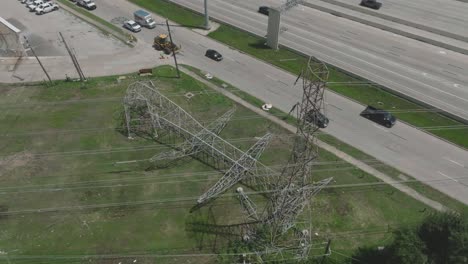 Eine-Drohnenaufnahme-Von-Stromleitungen-Und-Einem-Eingestürzten-Turm-Aufgrund-Eines-Tornados-Der-Stärke-EF-1-Mit-Spitzenwindgeschwindigkeiten-Von-177-Km/h,-Der-Nordwestlich-Von-Houston,-Texas-Aufsetzte