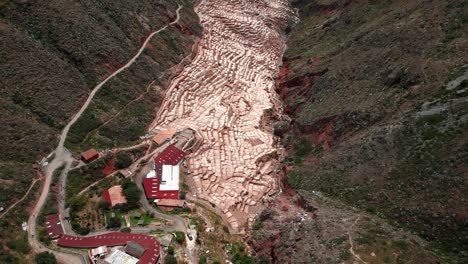 Entdecken-Sie-Die-Atemberaubende-Aussicht-Auf-Die-Salzebenen-Von-Maras-Im-Heiligen-Tal-Von-Cusco