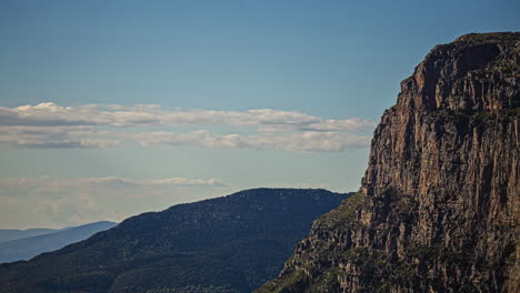 Statische-Aufnahme-Der-Vikos-Schlucht,-Der-Canyon-Berge-Im-Nordwesten-Griechenlands,-Der-Klippe-Und-Der-Blauen-Skyline