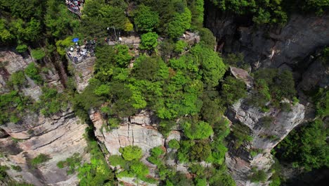 Pilar-Kárstico-Lleno-De-Gente-En-El-área-Escénica-De-Yuanjiajie-En-Zhangjiajie,-China