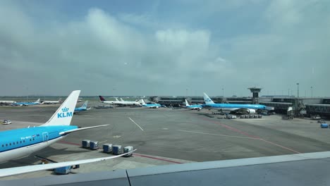 Airplanes-coming-and-going-at-Schiphol-airport-in-the-Netherlands