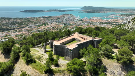 Fort-Faron-Con-Vistas-A-Toulon-Y-Al-Mar-Mediterráneo-En-Un-Día-Soleado