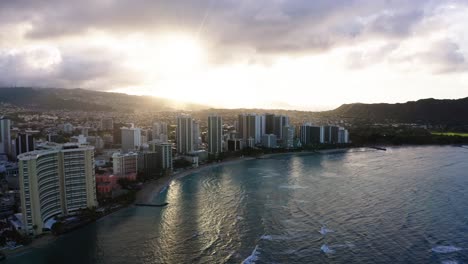 Drohnenaufnahme-Der-Küste-Von-Waikiki-Beach-Voller-Wolkenkratzer