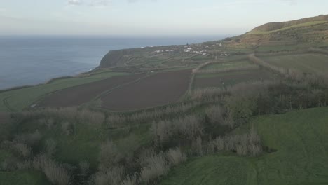 Felder-Auf-Den-Klippen-Von-Pont-Do-Cintrao,-Insel-Sao-Miguel,-Azoren,-Portugal