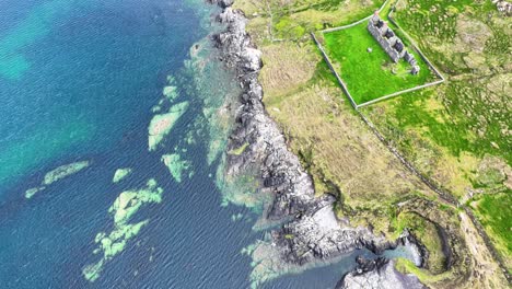 La-Escarpada-Costa-Irlandesa-West-Cork-Abandonó-La-Antigua-Estación-De-Guardacostas-En-Adrigole-En-El-Camino-Salvaje-Del-Atlántico-En-Una-Mañana-De-Verano