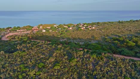 Luftaufnahme-Des-Eco-Del-Mar-Hotelbereichs-Am-Playa-La-Cueva,-Dominikanische-Republik