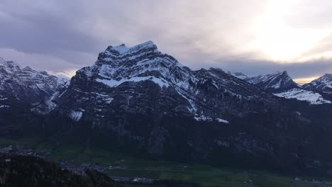 Ein-Atemberaubender-Blick-Auf-Die-Schneebedeckten-Schweizer-Alpen-Bei-Sonnenuntergang