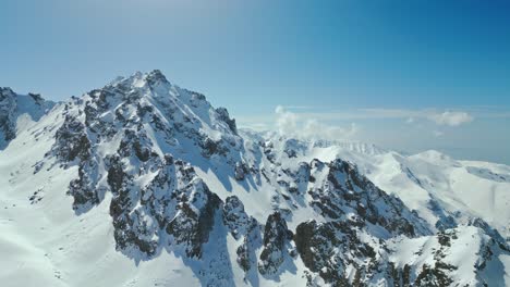 Bordes-Irregulares,-Superficies-Rocosas,-Manto-De-Nieve-De-Un-Blanco-Puro-Y-Prístino,-Vistas-Aéreas.