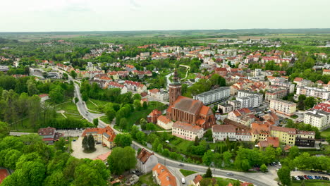 Tráfico-En-La-Calle-Principal-De-La-Ciudad-De-Lidzbark-Warminski-Con-La-Famosa-Catedral-Histórica