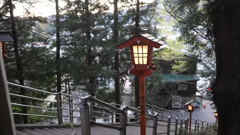 Linternas-Japonesas-En-Hakone---Entouriste,-Monte-Fuji-En-El-Parque-Arakurayama-Sengen