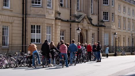 Un-Grupo-De-Personas,-Turistas,-De-Vacaciones-Disfrutando-De-Un-Recorrido-Histórico-En-Bicicleta-Por-La-Ciudad-De-Oxford,-Inglaterra