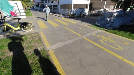 Bärtiger-Mann-Mit-Sonnenbrille,-Der-Wie-Ein-Profi-Auf-Einem-Longboard-Auf-Dem-Fahrradweg-In-Batumi,-Georgien,-Fährt