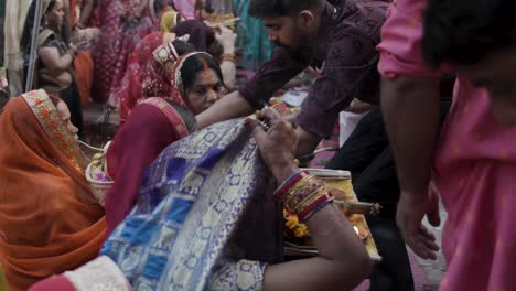 Devoto-Indio-Que-Adora-Al-Santo-Dios-Hindú-Del-Sol-En-El-Festival-De-Chhath.-El-Video-De-Perspectiva-única-Se-Tomó-En-Jodhpur,-Rajasthan,-India,-El-20-De-Noviembre-De-2023.