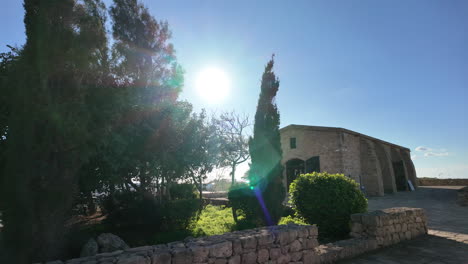 Antiguo-Edificio-De-Piedra-Rodeado-De-Vegetación-Y-árboles-En-Pafos,-Chipre.