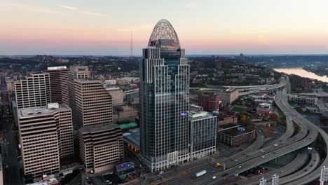 Vista-Aérea-Lejos-De-La-Gran-Torre-Americana,-Amanecer-De-Otoño-En-Cincinnati,-Estados-Unidos