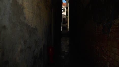 Calle-Estrecha-Y-Pintoresca-De-Entrada-A-La-Plaza-Del-Barrio-De-Venecia,-Italia