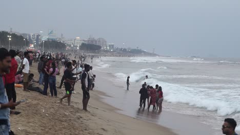 Imágenes-En-Cámara-Lenta-De-Las-Olas-Del-Mar,-Paso-Elevado-Del-Enlace-Marítimo-De-Mumbai-Bandra-Worli