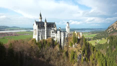 Castillo-De-Neuschwanstein-En-Los-Alpes-Bávaros,-Alemania