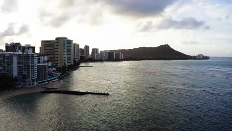 Luftaufnahme-Des-Castle-Waikiki-Shore-Hotels-Mit-Privatem-Bootssteg-Entlang-Der-Gewässer-Von-Oahu