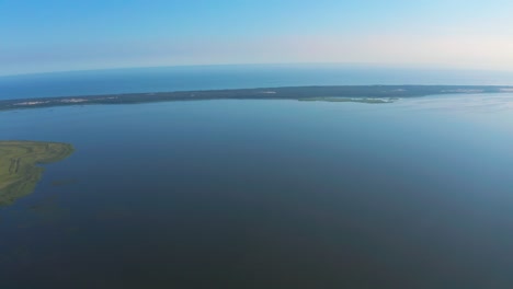 Drone-Sobre-El-Parque-Nacional-Słowiński-Cerca-De-Gdańsk-Y-Gdynia,-Polonia,-Ofrece-Belleza-Natural-Y-Lagos-Serenos