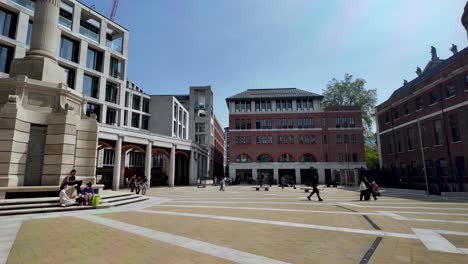 Vista-Panorámica-En-Un-Día-Soleado-En-Paternoster-Square-En-El-Centro-De-Londres,-Inglaterra,-Que-Encarna-La-Fusión-De-La-Urbanidad-Moderna-Con-El-Encanto-Histórico.