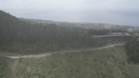 Edificio-Abandonado-Rodeado-De-Densos-Bosques-Y-Montañas-Brumosas-En-Sete-Cidades,-Portugal